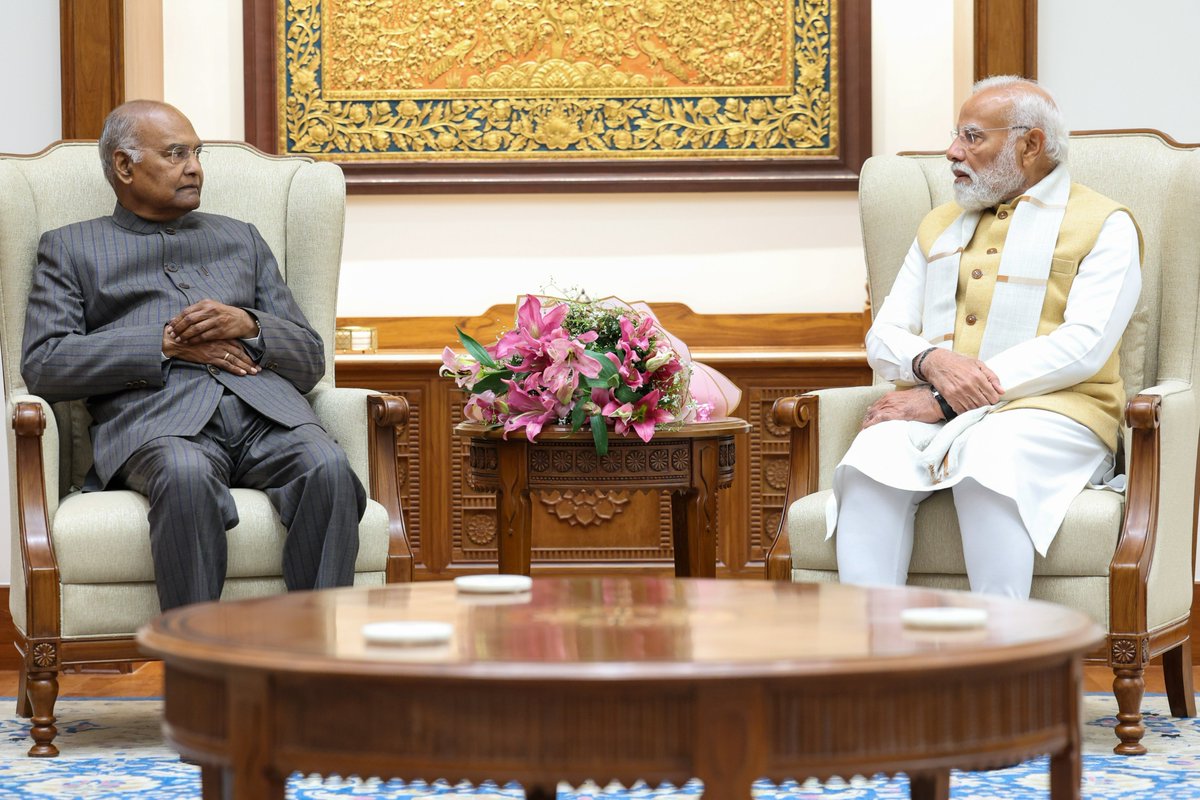 NewsMobileHindi's tweet photo. पूर्व राष्ट्रपति रामनाथ कोव��ंद ने प्रधानमंत्री नरेंद्र मोदी से नए प्रधानमंत्री कार्यालय ‘सेवा तीर्थ’ में मिलने की खुशी जताई। उन्होंने इसे सेवा, दया और राष्ट्रप्रेम का प्रतीक बताया।

#SevaTeerth #PMOModi https://t.co/zxXErwHvt2
