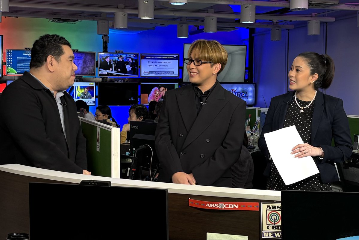 Sa UP, sa QC, o sa ABS-CBN newsroom
 
Bago ang kaniyang "Kolorcoaster: One More Ride" concert, bumisita ang singer-songwriter na si Maki bilang celebrity Star Patroller sa "TV Patrol Express" nitong Lunes, Pebrero 16.
 
Naghatid din siya ng saya sa newsroom. | via Frederick