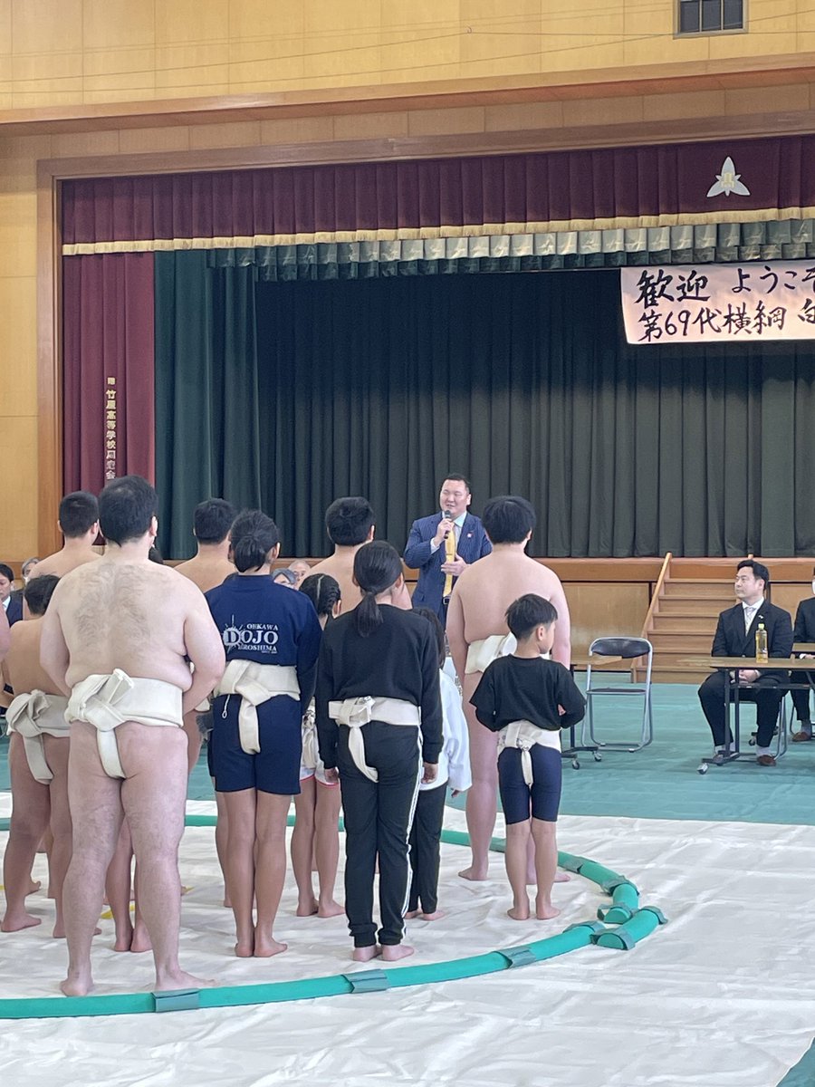 takehara_sumo's tweet photo. 2月11日に元横綱の白鵬氏が竹原市に来てくださいました😭㊗️✨竹原高校体育館にて小〜高校生までの稽古を見て激励してくださり、最後には自ら四股を踏み、基本の大切さを教えてくださいました😭💪✨貴重な体験をありがとうございました😊🏆✨ https://t.co/INS6GgNqVL