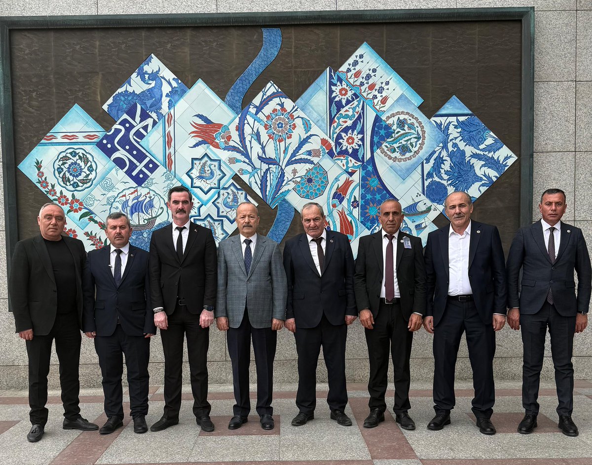 📍TBMM

Gazi Meclisimizde Afyonkarahisar Merkez İlçe heyetimizi misafir ettik. 

Merkez İlçe Başkanımız İbrahim Danaoğlu ve yönetim kurulu üyeleri ile Beyyazı Belediye Başkanımız Asım Altıntaş, Çıkrık Belediye Başkanımız İbrahim Çetinaktı, Fethibey Belediye Başkanımız Mustafa