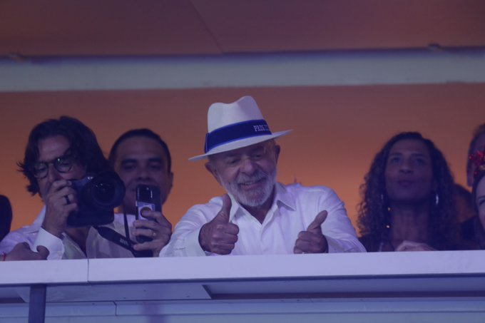 A ideia de que a homenagem ao Lula seria um propaganda eleitoral antecipada caiu por terra.
A imagem de Lula no desfile, simbolizou apenas
a luta de todos que conseguem deixar a pobreza
com a força do caráter e do trabalho.
Lula representou todos nós, trabalhadores honestos
que