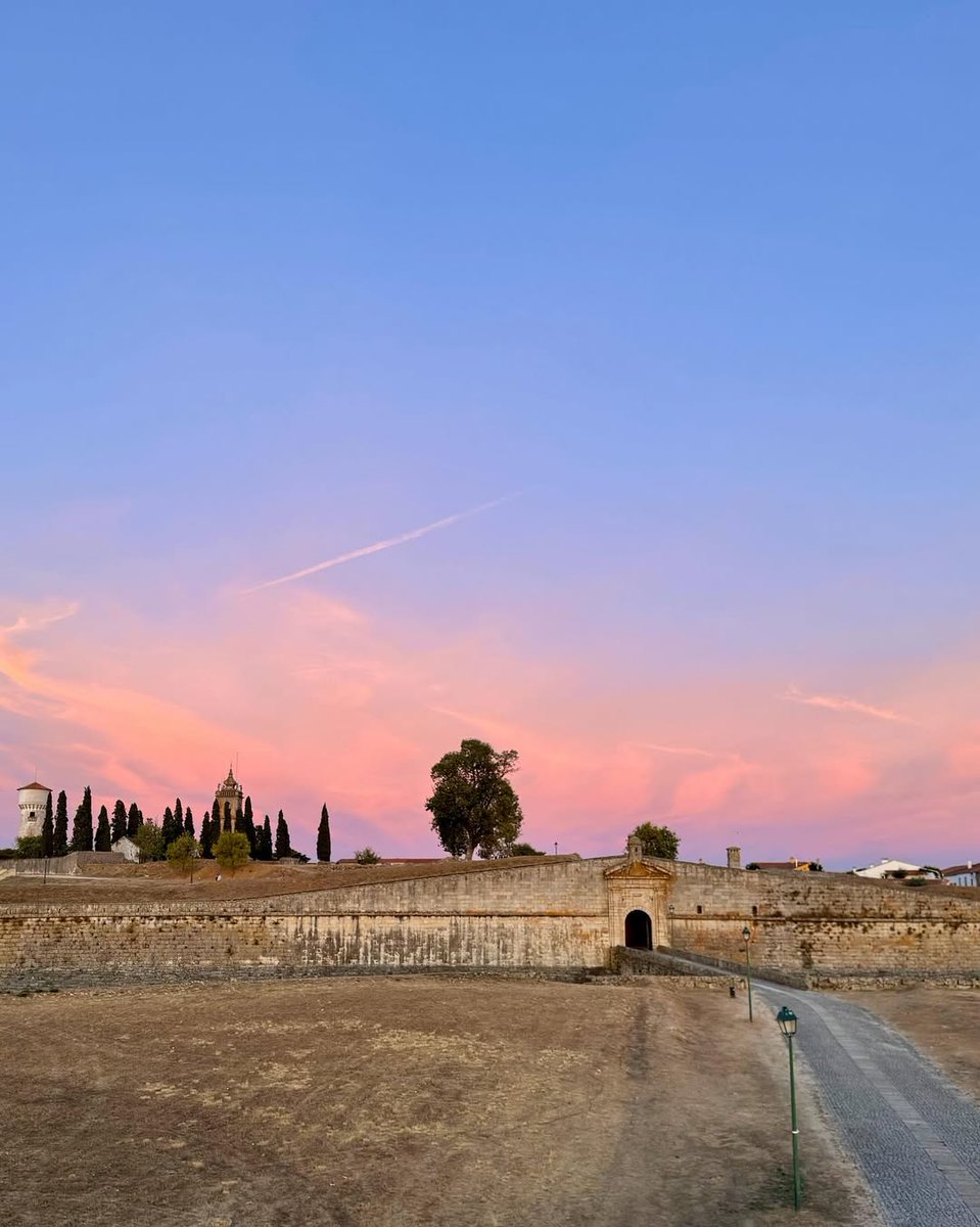 A magia do pôr do sol em Almeida... ✨

📸 @catiaalmeidaphotography

#Almeida #AldeiasHistoricas #Portugal