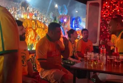 meioindep's tweet image. 🚨VEJA: Ronaldo Fenômeno ignora desfile em homenagem a Lula na Sapucaí e vira as costas