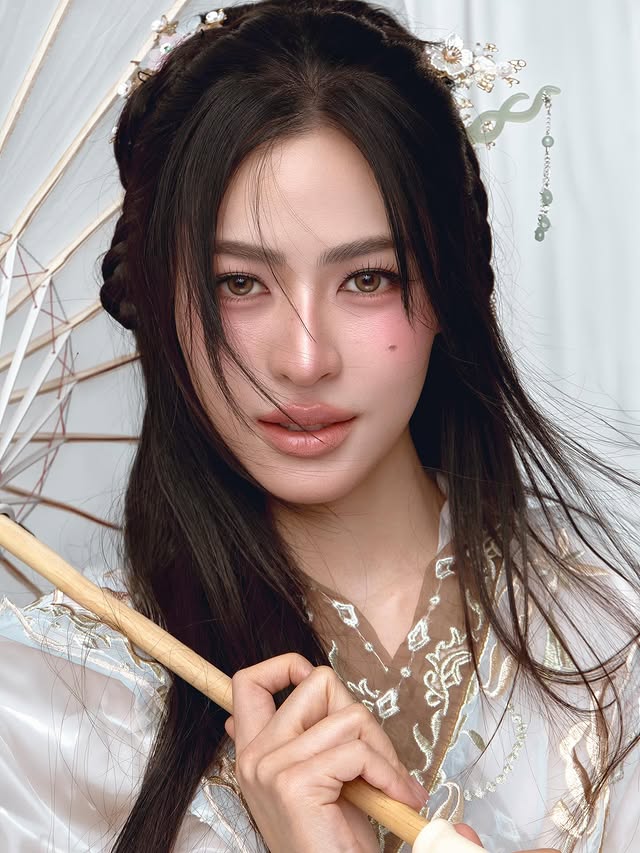 ขอเสิร์ฟอีกเซ็ต "สวยสะกดจนหยุดหายใจ! หลิงหลิง คอง ในลุคชุดจีนโบราณที่ดาเมจรุนแรงเกินต้าน ลุคนี้คือที่สุดของความละมุนแต่แฝงไปด้วยความสง่างามระดับนางเอกซีรีส์ฟอร์มยักษ์ สวยแบบไม่ต้องพยายามจริงๆ ค่ะ" 
#หลิงหลิงคอง #linglingkwong  #ตรุษจีน #ChineseNewYear