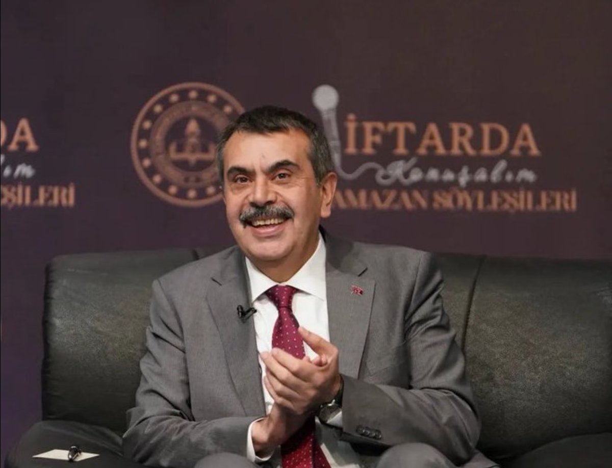 Milli eğitim bakanımızın yanındayız.
Aldığı kararların arkasındayız.