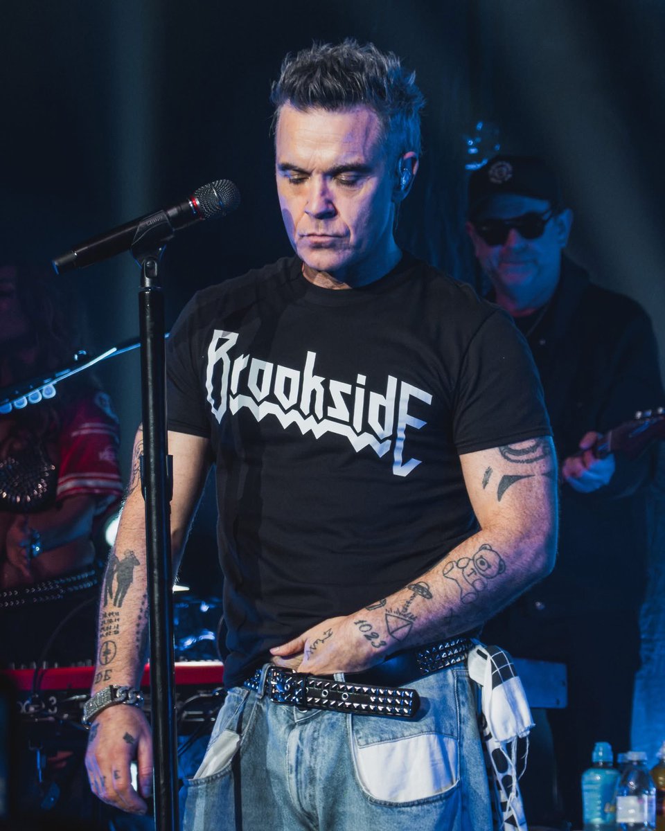 Cheeky Robbie 😘🤭 #robbiewilliams