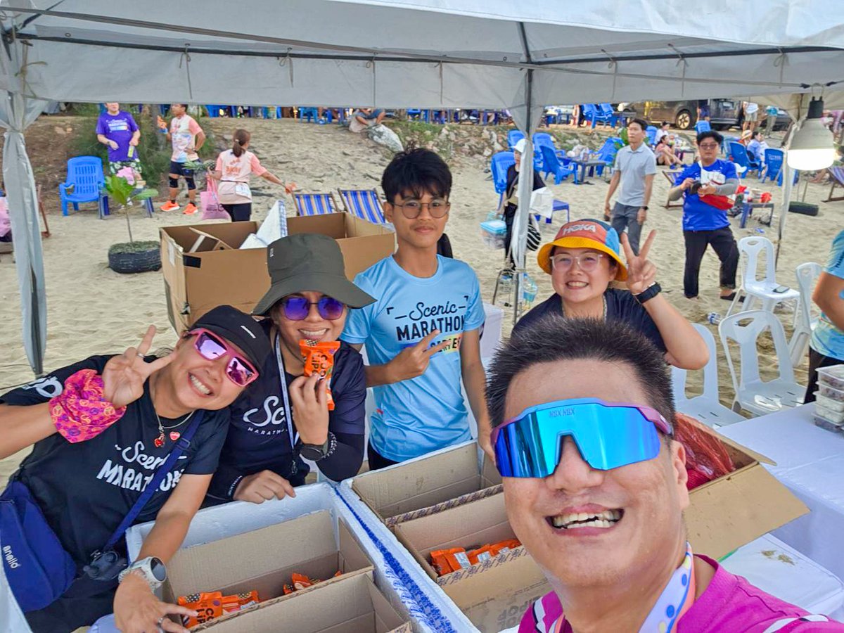 NinjaTooK's tweet photo. 🐙🌊 ลุงตุ๊ก และ ผองเพื่อน ที่งาน Scenic 1/2 Marathon Pranburi 2026 🫶 ดีใจที่ได้เจอกันครับ 🥰 ep.1 

#SCENICMARATHON
#SCENICMARATHONSERIES2026
#SCENICHALFMARATHONPRANBURI2026
#SCENICROUTE
#วิ่งฟินเที่ยว
#วิ่งเที่ยววิวสวย
#วิ่งแบกสับปะรด
#runwithlove
#tookkyrun https://t.co/I8P7HgT1W9