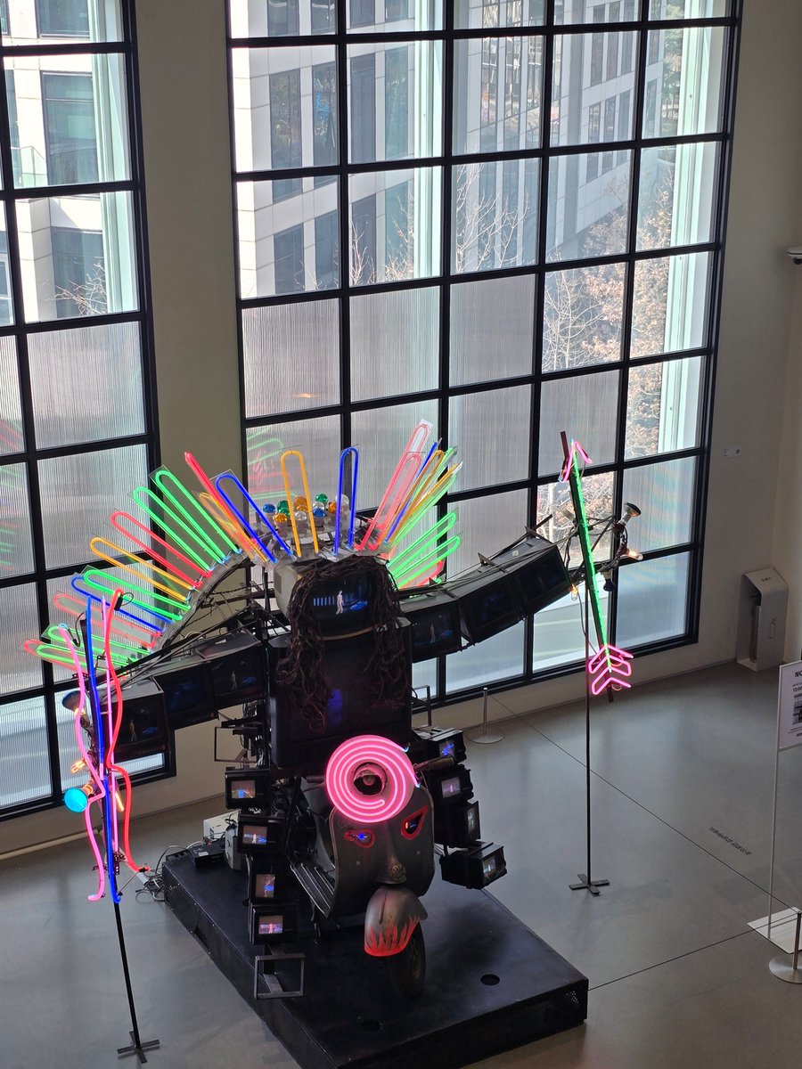 《취향가옥 2》 성수 디뮤지엄 
booking.naver.com/booking/5/bize…
3월31일까지 1000원 관람 딜이 떠서 다녀와봄. 모델하우스처럼 꾸며둔 집 안에 미술품 가구 조명을 배치한 전시라서  계급통조차 안 느껴지고 리버스 정몽준 상태로 입 벌리고 보고 옴

도슨트는 11시/13시, 백남준 작품 2점은 13~15시 가동