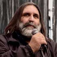 Este es Baradel, hace años que convalida los sueldos de miseria que paga el miserable de Kicillof a los docentes. Solamente le hacía paros a Vidal. Es un mafioso nefasto.