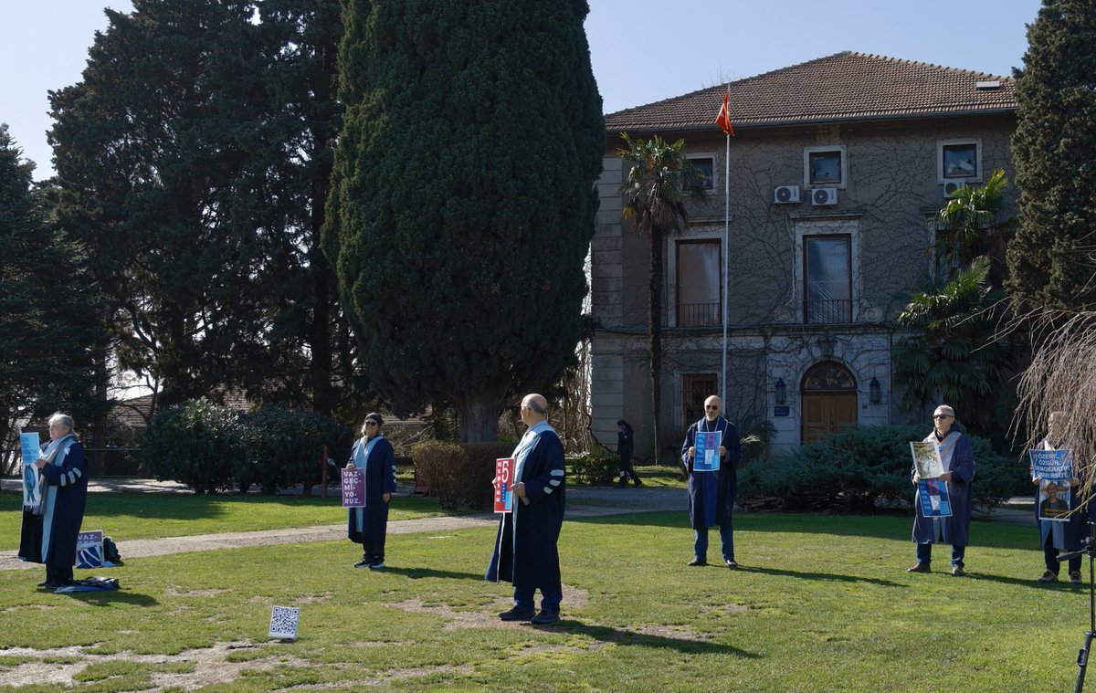 16 Şubat 2026 Boğaziçi Üniversitesi Akademisyenleri Nöbeti no. 1259. Direnişin 6. yılı/1870. günü <a href="/UniBogazici/">Boğaziçi Üni.</a> #KabulEtmiyoruzVazgeçmiyoruz
February 16, 2026 Bogazici University Faculty Vigil #1259/6th year/1870th day of the resistance @unibogazici_en #WeDoNotAcceptWeDoNotGiveUp