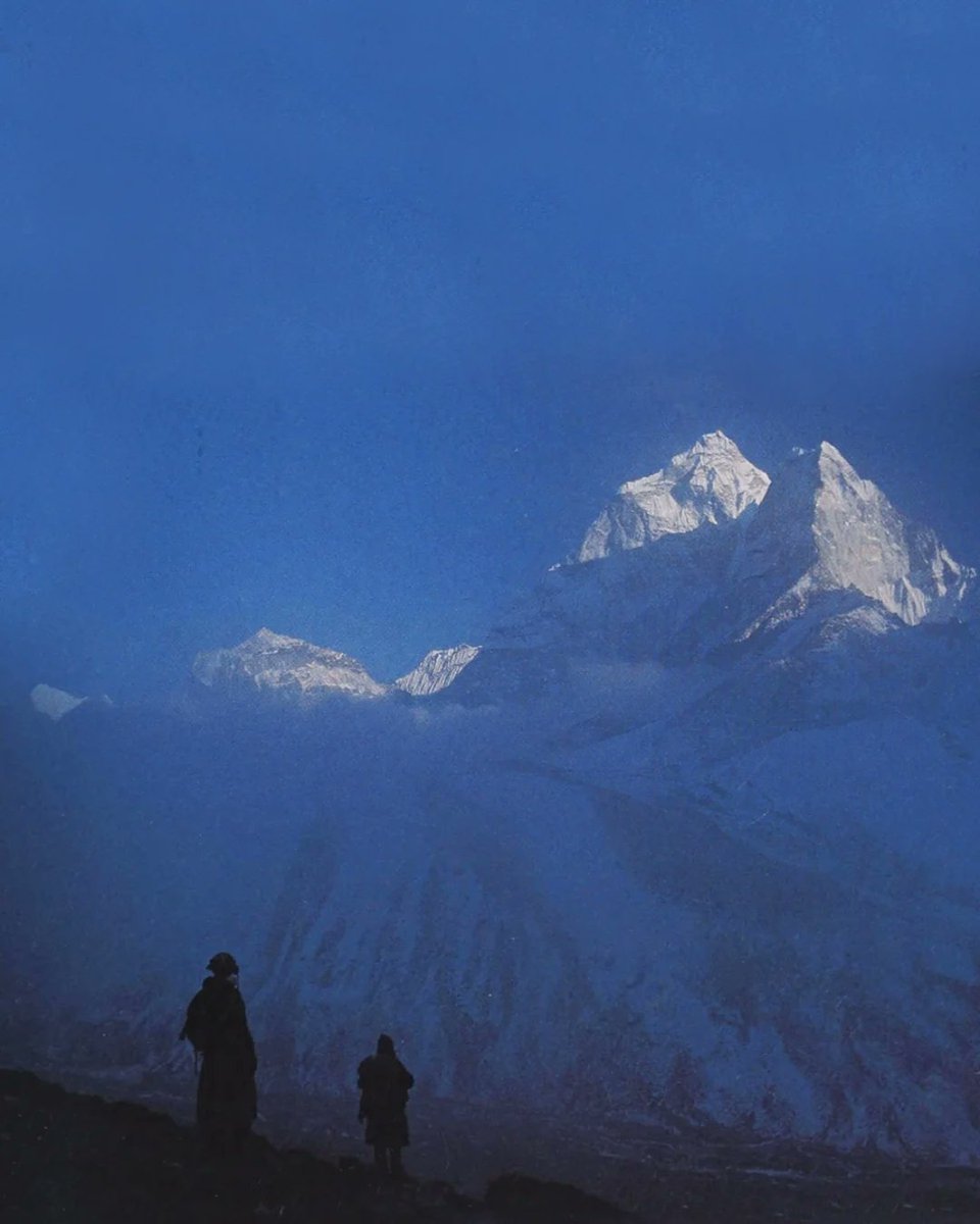 Ortgeist's tweet image. Pathos of distance