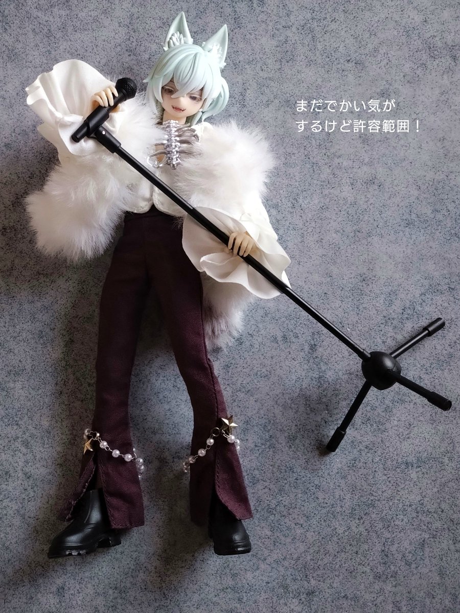 このスタンドマイクとてもいいデザインなんだけど、1/6サイズでシチリアくんには予想以上に厳しかった…😂
上部分だけで使えるよう分解して、セリアで使えそうな部品探して切ったり貼ったり塗ったりして調整しました