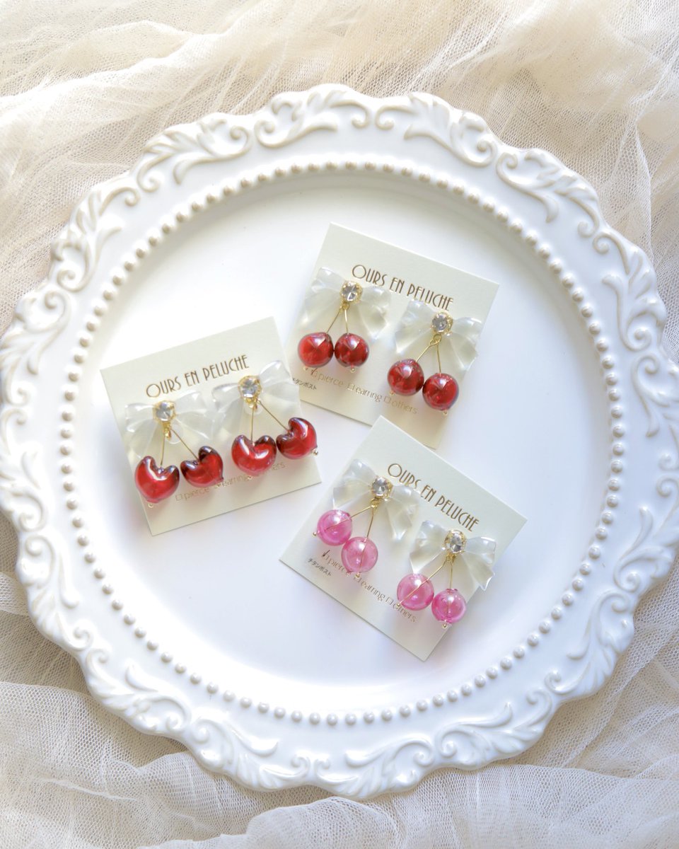 🍒大阪でお迎えいただけます🍒  

チェリーシリーズを  
ニュースタア大阪さまへお届けしました✨  

ころんと揺れる赤い実と  
小さなリボンの組み合わせ🎀  

明日以降、店頭に並びます🍒

 📍ルクアイーレ

#さくらんぼ