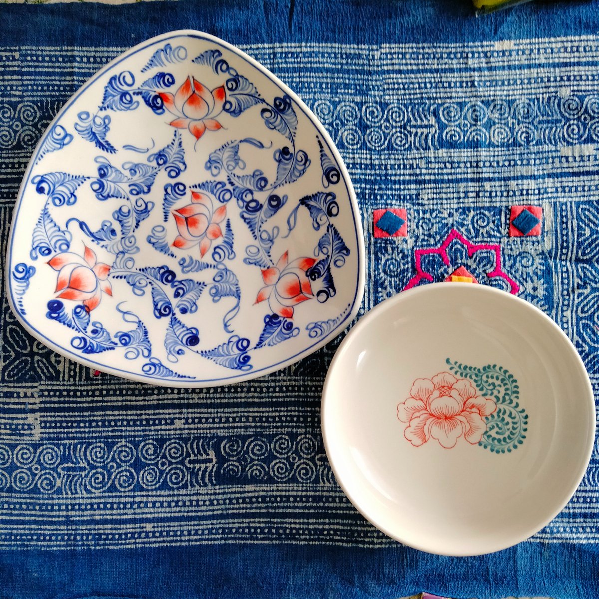 ベトナムのお土産（2）
またバッチャン焼きのお皿を買っちゃいました。
三角のお皿は大き目のカレー皿にしてもいいし、大皿料理をのせてもいい。前回気付かなかったお店で素敵なお皿に出会えました。
小さい方は低めの深皿でちょこっとカレー食べたりするのに使っています。