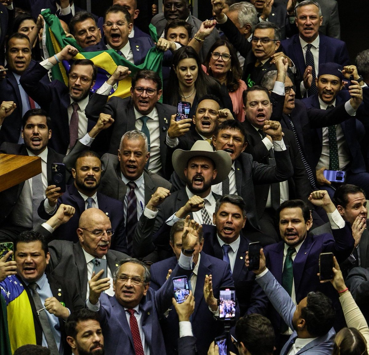 JFreiress_'s tweet photo. A gente paga esses vagabundos aqui também que trabalham três dias por semana e ainda votam contra quem trabalha na escala 6x1. https://t.co/8KO50MYmUQ