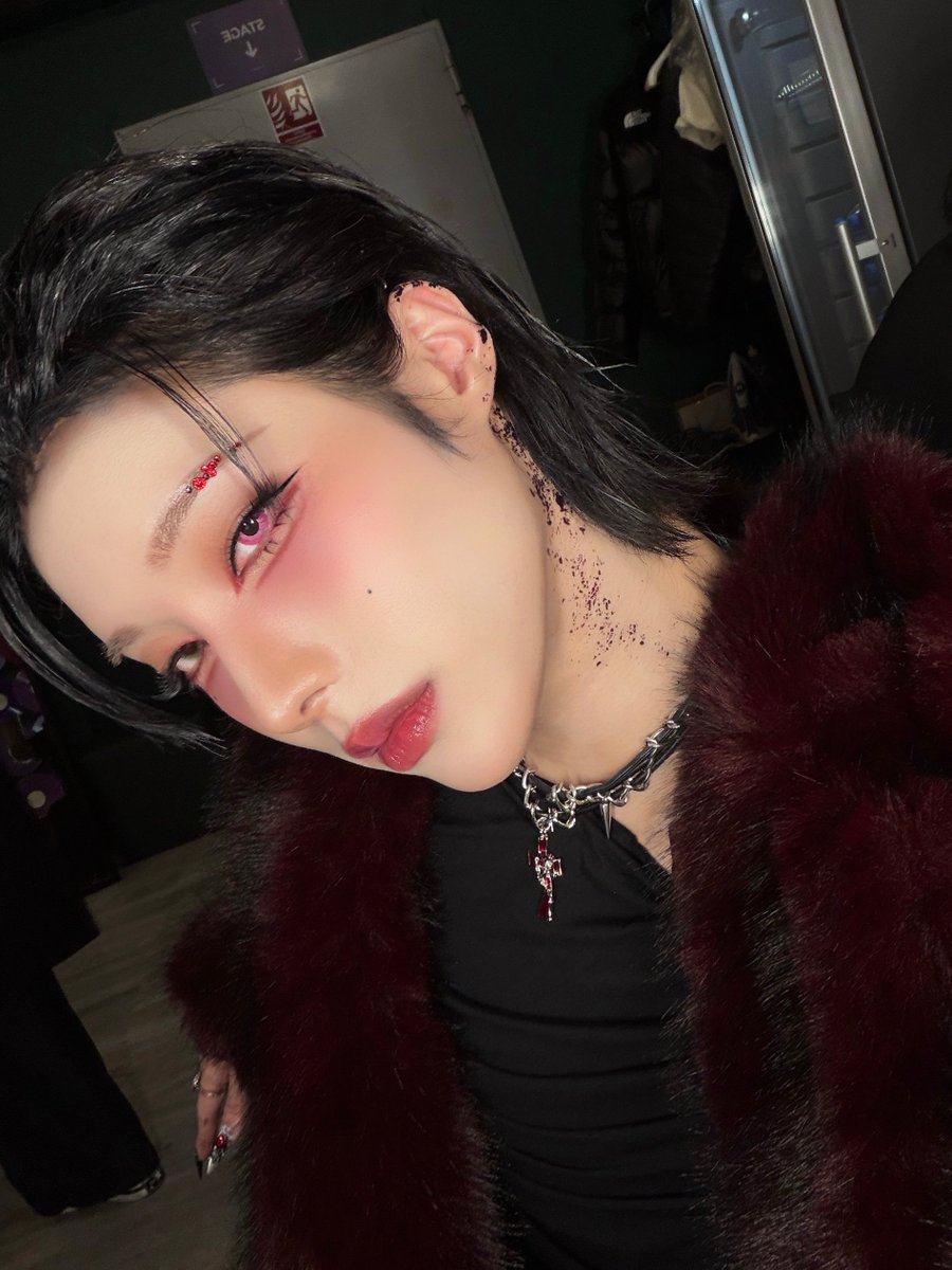 gayandevol's tweet image. this vampy diva