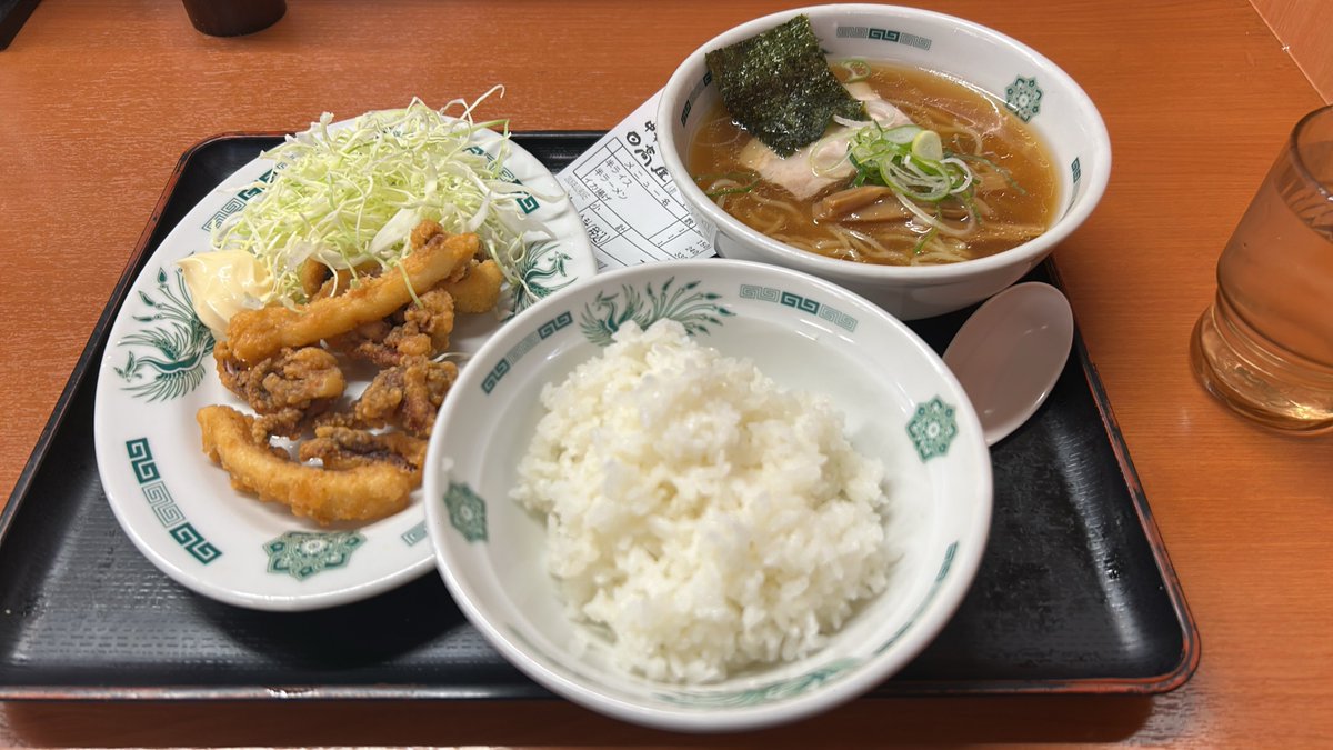 ねむねむ。
残業だったもんで、お夕飯は日高屋さんですませたよ。
ミニラーメン、イカ揚げとライス。
小さいずだけども、全部たべたら腹いっぱいでやばい。
ミニラーメンが240円でこのクオリティであるのは唯一無二。
本当にさいこう。
#ねこ独のグルメ
