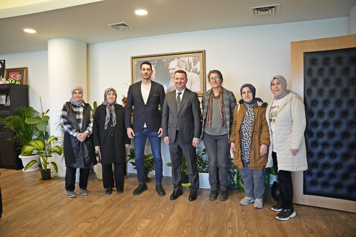 ekremkayserili_'s tweet photo. Engelli çocuklarımıza yönelik eğitim veren Kapaklı Zeliha Keskinoğlu Uygulama Okulu Müdür Yardımcısı Ziya Mert Tüccar ile birlikte okulun Okul Aile Birliği yönetimini ve Akhisar Gökyüzü Çocukları Derneği Başkanı Özgür Erdoğan’ı belediyemizde ağırladık.

Mart ayı içerisinde hizmete açmayı planladığımız Engelli Merkezimizde yürütülecek çalışmalar, eğitim programları ve sosyal etkinlikler üzerine kapsamlı bir değerlendirme gerçekleştirdik. Merkezimizin hem çocuklarımız hem de aileleri için güçlü bir destek noktası olması adına iş birliği içinde atacağımız adımları ele aldık.

Akhisar’da her bir evladımızın eşit imkanlara sahip olduğu, sosyal hayata aktif katılım sağladığı bir şehir hedefiyle çalışmalarımıza kararlılıkla devam edeceğiz.