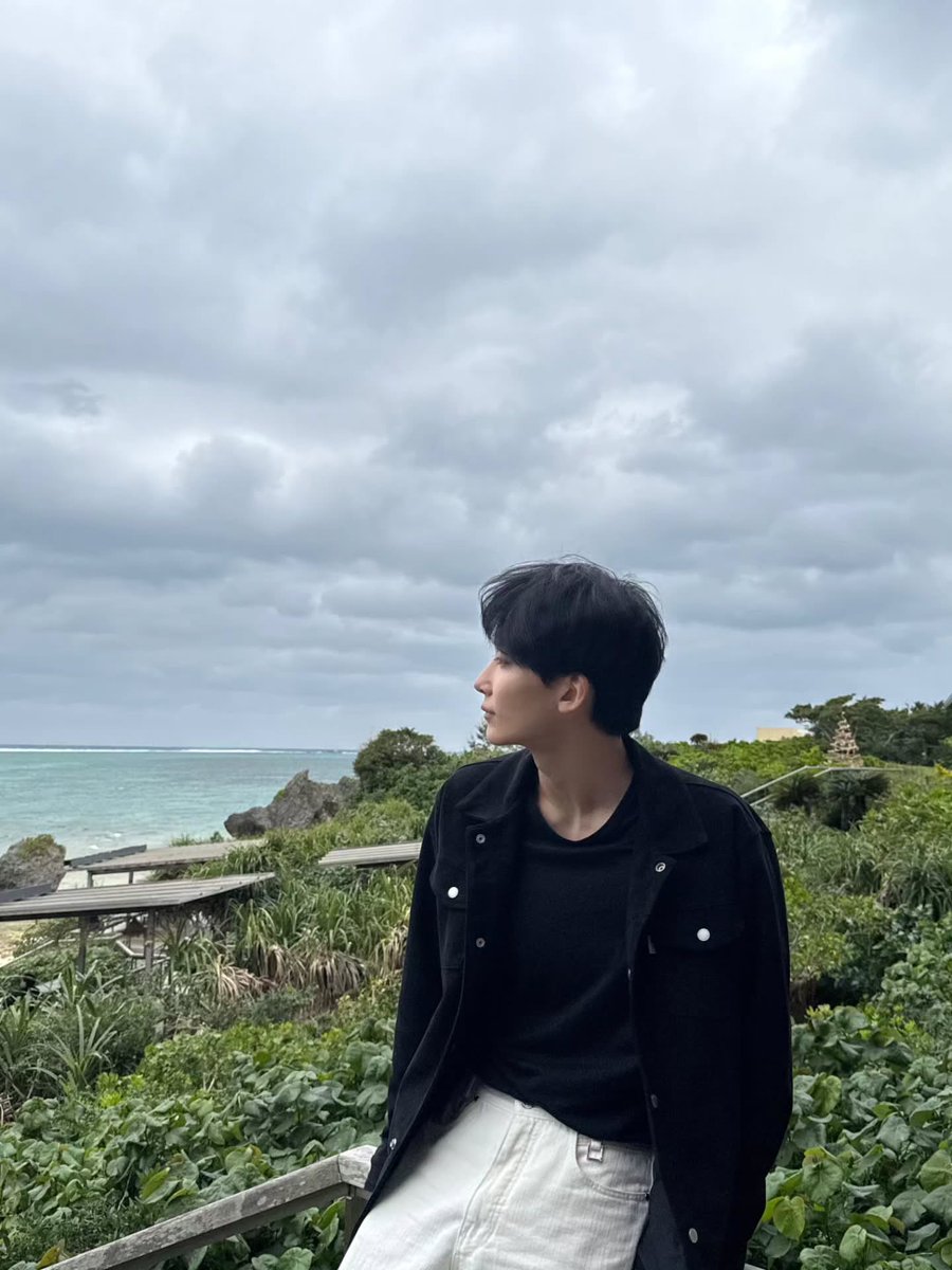 s2jssvt's tweet photo. え？？待って🫷🏻
ジョンハン沖縄来てるのまじ？？😭💕
やばいんだけど。。
1枚目の写真は北谷のブルーシールの前だから、もしかしてブルーシール食べた説これある？？😏
沖縄carat聖地巡礼しようー？？ https://t.co/PiTULnftcm