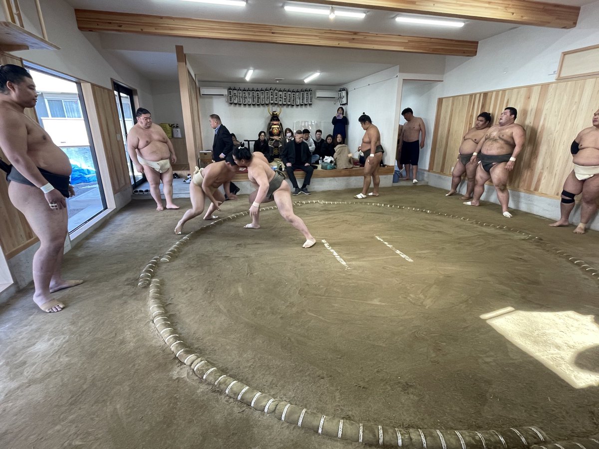 takehara_sumo's tweet photo. 12月に今年完成した田子ノ浦部屋広島道場に稽古に行きました🏋️‍♂️✨定期的に田子ノ浦部屋の皆さんが訪れ、合宿を行うそうです🌸✨力士の方々に胸を借り、貴重な経験を得ることができました😊🔥✨ https://t.co/PUrsA22M9F