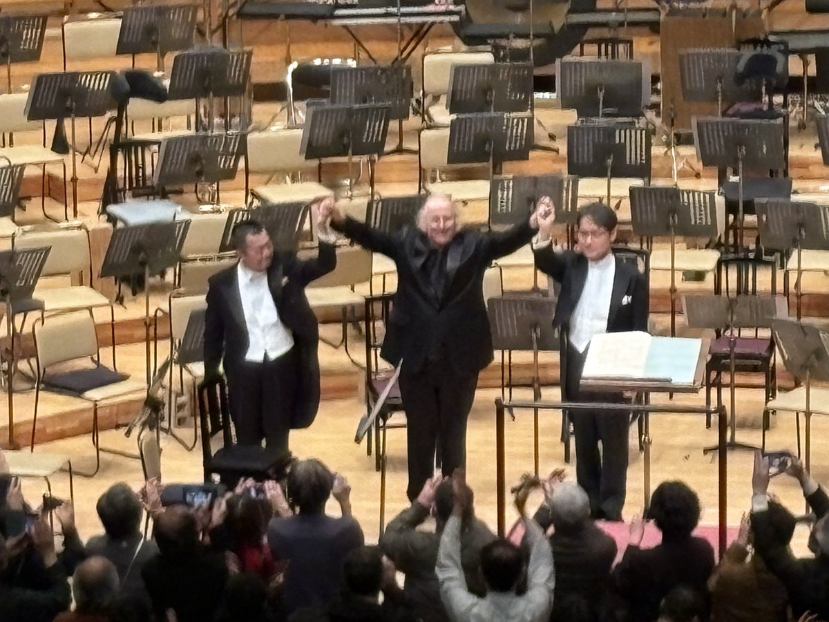 ma_ki_mahler's tweet photo. インバル/都響、マーラー8番。90歳の誕生日に圧倒的な凄演を聴かせるインバルに脱帽。今日は2階センターで圧倒的な３D的な音響世界に浸れてただただ幸せ。巨大な音楽に包まれるカタルシス感が凄まじく恍惚。正直言うと神秘の合唱以降はずっと涙目でした…。伝説間違いなし今回の8番を聴けて感無量。 https://t.co/l6RRU2FIFf
