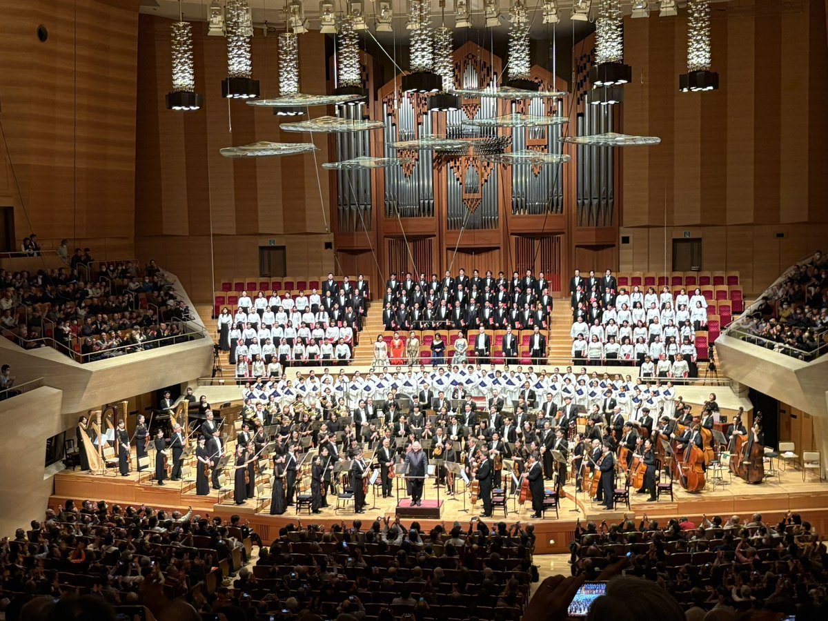 ma_ki_mahler's tweet photo. インバル/都響、マーラー8番。90歳の誕生日に圧倒的な凄演を聴かせるインバルに脱帽。今日は2階センターで圧倒的な３D的な音響世界に浸れてただただ幸せ。巨大な音楽に包まれるカタルシス感が凄まじく恍惚。正直言うと神秘の合唱以降はずっと涙目でした…。伝説間違いなし今回の8番を聴けて感無量。 https://t.co/l6RRU2FIFf