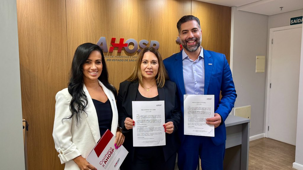 AnisFilho's tweet photo. O presidente da AHOSP, Dr. Anis Mitri, recebeu Ana Carla Restituti, CEO da AACI Brasil, para a assinatura da parceria que integra o programa Rede Paulista de Qualidade (RPQ).

Com o apoio técnico da AACI, a iniciativa passa a fortalecer a governança clínica, a estruturação de dados e o planejamento estratégico dos hospitais, além de contar com um selo de acreditação voltado à melhoria contínua da assistência.

“A AACI tem propostas de construir, junto com as OSS do Estado de São Paulo, um aprimoramento na gestão com melhor governança clínica e estrutura de dados para um planejamento mais eficiente”, destacou Ana Carla.

Sob a condução do Dr. Anis Mitri, a AHOSP reafirma a RPQ como um movimento permanente para elevar a qualidade e a segurança hospitalar no Estado de São Paulo.

@anis.mitri
@tatianegomes_ofc
@anacarlarestituti
@aacibrasil