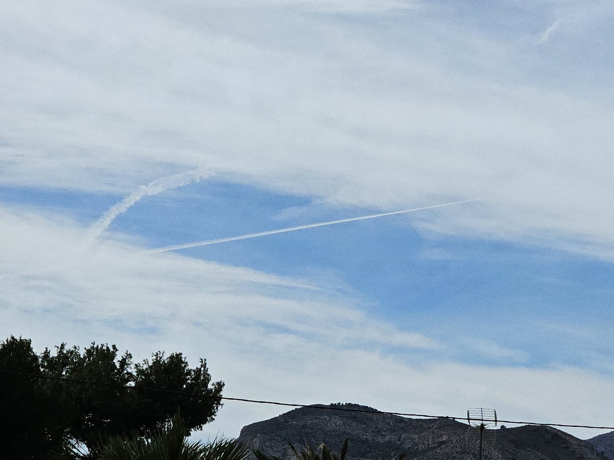 SpanglishBloke's tweet photo. These filthy scumbags are the worst of the bunch #BoycottRyanair and fuck their low fares, they're being subsidised with blood money to poison the earth. #GeoEngineering #CropDestruction #NotFuckingWater #MurderBirds https://t.co/0dRYiOiYpI