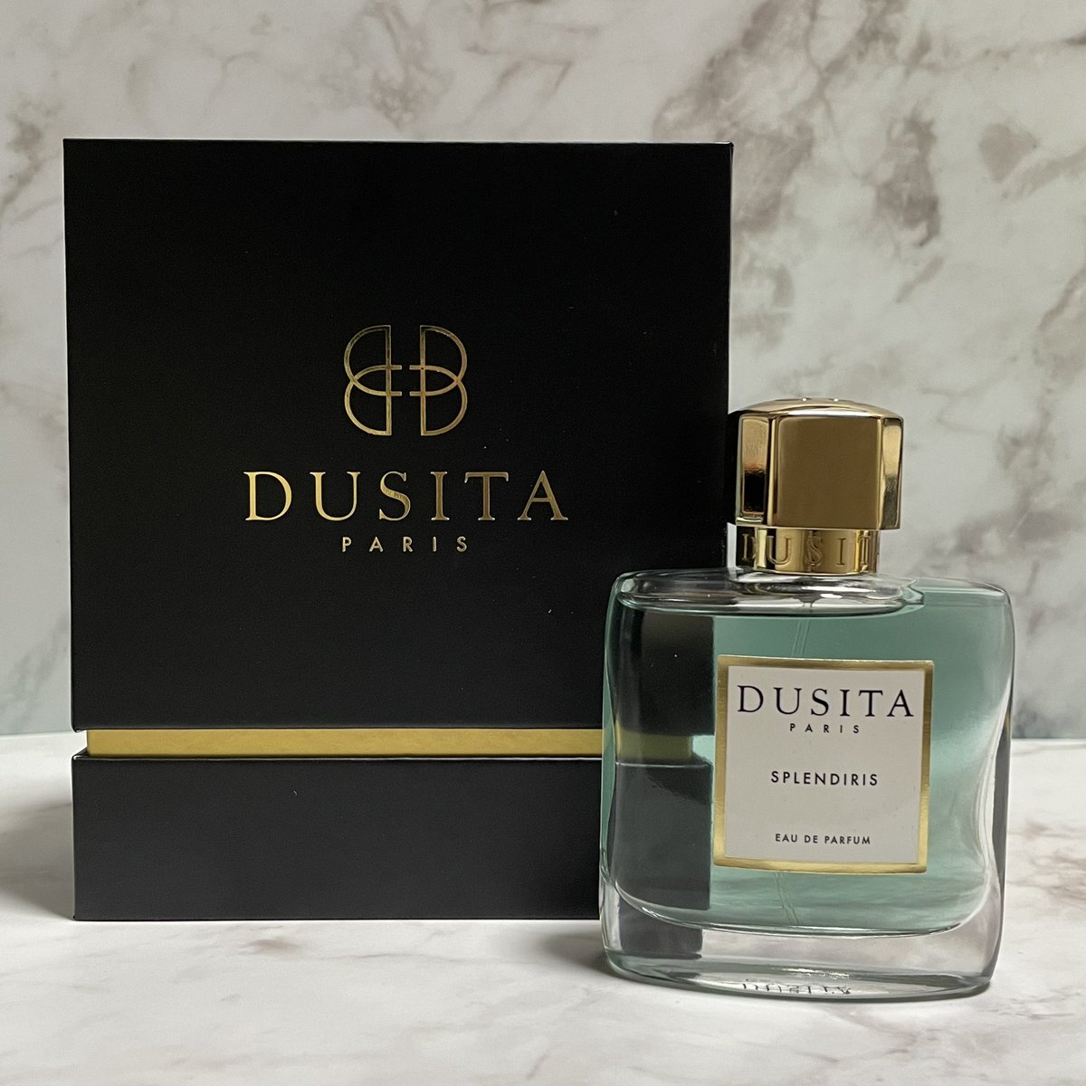 DUSITA/スプレンディリス
優しくて透明感のあるスミレとアイリスの香り✨パウダリーはあまり得意ではないけど、このくらい自然な感じなら好き🫶ドゥシタのフローラルは華やかな感じが多いけど、こちらは可憐で上品な印象。冬から春にかけていっぱい使いたい。ジュースの色も綺麗🩵💜
#今日の香水