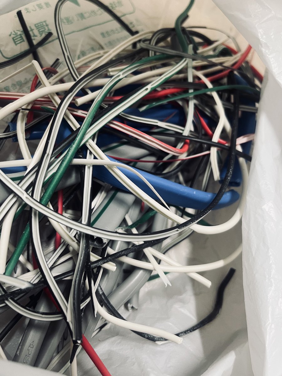 早速皮剥いた。
途中から"皮剥きハイ"に入ってエフェクター作るために皮剥いてるのか、皮剥くためにエフェクター作るのかわからなくなってきた。

教訓
φ1.6mmよりφ2.0mmのほうが剥くの気持ちいい。

#エフェクター？　#電子工作？