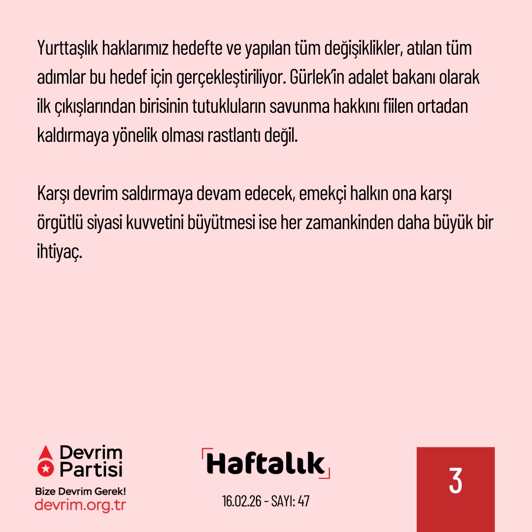 Devrim_Partisi's tweet photo. Yurttaşlık Hakkımızı Kazanacağız

Geride bıraktığımız haftanın önemli gelişmelerini kısaca değerlendirdiğimiz "Haftalık" yeni sayısıyla yayında:

Bakanlar değişti ama strateji aynı

İki önemli bakanlığın başındaki isimler değişti. İçişleri Bakanlığı’na Mustafa Çiftçi getirilirken, yeni Adalet Bakanı ise Akın Gürlek oldu. Mustafa Çiftçi, AKP dönemi için sıradan bir profil çizerken Gürlek için ise benzer bir değerlendirmeyi yapmak mümkün değil.

Bir önceki görevi olan İstanbul Cumhuriyet Başsavcılığı döneminde Akın Gürlek siyasi davalar ile birlikte anıldı. Öyle ki, İstanbul ile ilgisi olmayan konular bile onun başsavcılığı tarafından yargıya taşınarak siyasi tutuklamalar gerçekleştirildi. 19 Mart ile başlayan ve doğrudan seçme-seçilme hakkını hedef alan saldırıların altında da yine onun imzası vardı.

Düzen siyasetinin çeşitli kesimleri bakanlıklarla ilgili bu değişimleri kendileri üzerinden anlamlandırmaya çalışıyor. DEM çevresinden gelen yorumlar çözüm sürecini merkeze alırken CHP’liler ise mutlak butlan davası ile ilgili durumu öne çıkarıyorlar. Bu kesimlerin durumu nasıl değerlendirdikleri ise bir yerden sonra önemsiz. Bunu kendileri de bildikleri için mecliste yemin törenini engellemeye çalışırken kapalı kapılar ardında el sıkışıp tebriklerini iletebiliyorlar.

Önemli olan AKP’nin stratejisinde herhangi bir değişikliğin yaşandığına dair hiçbir emarenin olmaması. Bir karşı-devrim iktidarı olan AKP, iktidarını sürdürmek için her zaman halka saldırmak zorunda. Bunu hangi siyasi isimlerle, hangi ittifaklara dayanarak ve nasıl yapacağı bir yerden sonra önemini yitiriyor. Yurttaşlık haklarımız hedefte ve yapılan tüm değişiklikler, atılan tüm adımlar bu hedef için gerçekleştiriliyor. Gürlek’in adalet bakanı olarak ilk çıkışlarından birisinin tutukluların savunma hakkını fiilen ortadan kaldırmaya yönelik olması rastlantı değil. 

Karşı devrim saldırmaya devam edecek, emekçi halkın ona karşı örgütlü siyasi kuvvetini büyütmesi ise her zamankinden daha büyük bir ihtiyaç.