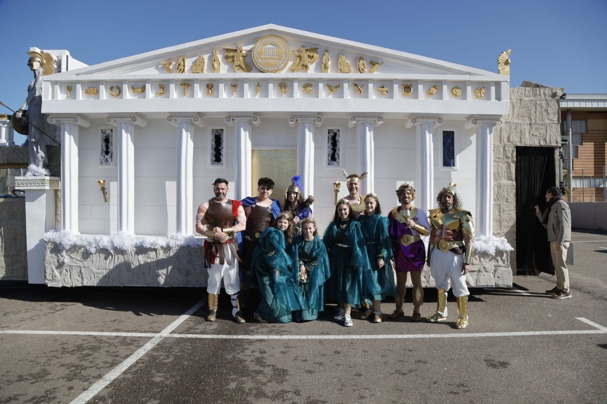 No soy participante del Carnaval, pero NO, ahí no acaba el gran Desfile.
Detrás van 12 grupos menores y 36 artefactos, q también han estado horas, días y semanas trabajando para participar y merecen el mismo respeto.

¿El Ayuntamiento no dice nada?
Encima pagamos la retransmisión