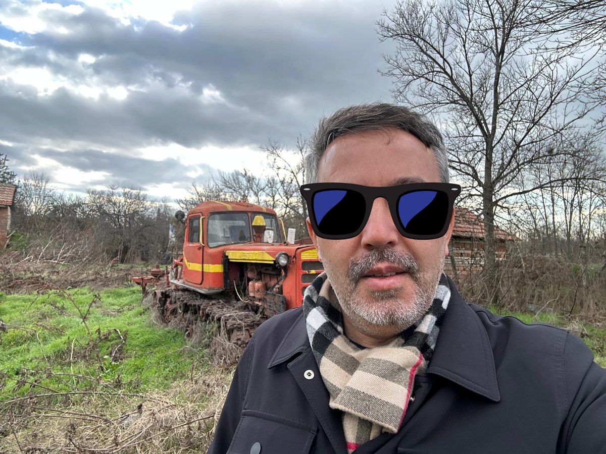 Bulgaristan da paletli traktör buldum.
Düz ovada niye kullanmışlar onu çözemedim.