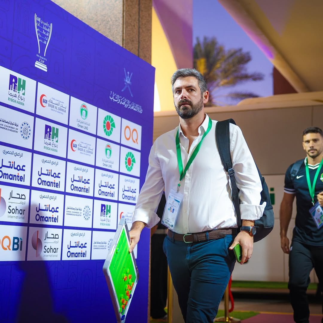 Há sempre um português pelo mundo: O treinador André Jasmins 🇵🇹, de 38 anos de idade, conquistou a Taça de Omã ao serviço do Al-Nahda este fim de semana 🇴🇲