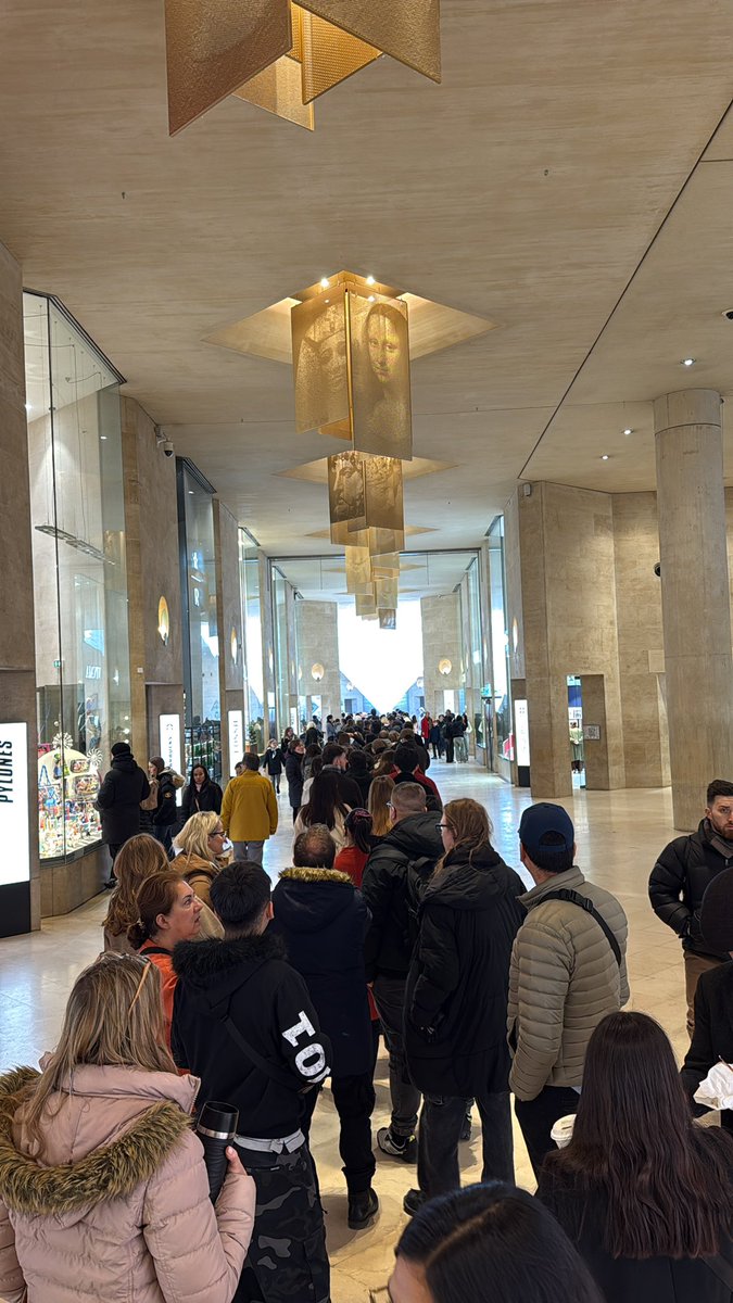 ajmarocco's tweet image. Standing in #solidarity with the @MuseeLouvre workers strike action. Sure our tour is a little delayed but for better wages and working conditions for all employees! #1u #unionyes