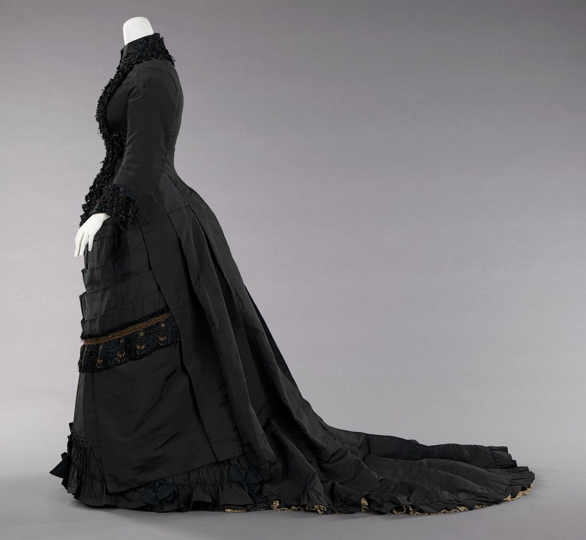 Dinner dress, 1880. Spain. The MET.