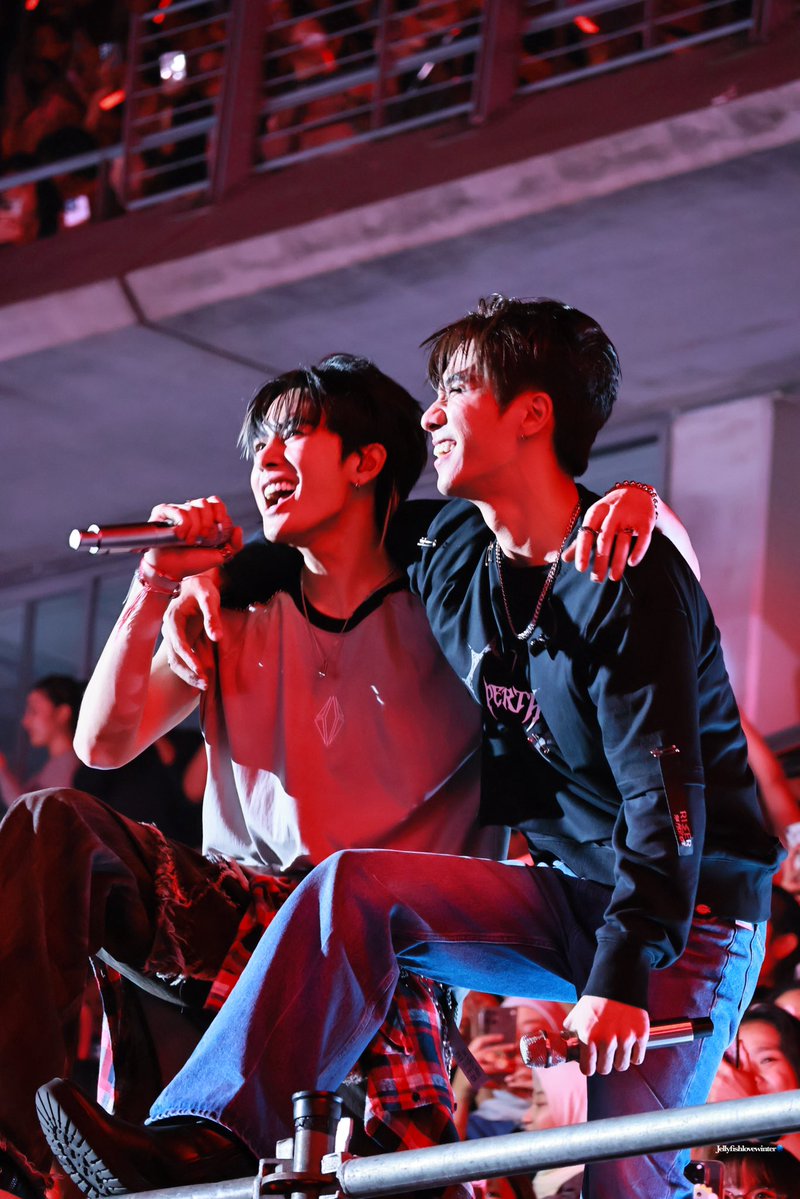 jellyfishlovewt's tweet image. —150226 
อยู่ทำเรื่องสนุกๆ ไปด้วยกันนานเลยนะ 🖤🤍

PERTH NO RULES
JASPER FINAL COMBUSTION
#RISERCONCERTD3 #PerthSanta