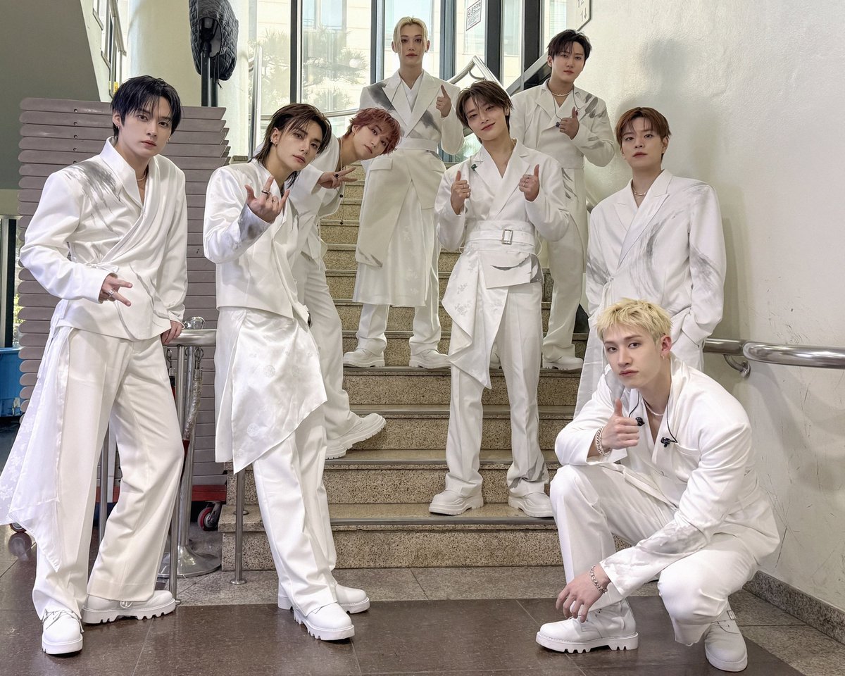 [스키지기]

STAY와 함께해서 더 즐거웠던 하루💗
행복한 설 연휴 보내세요☺️

#StrayKids #스트레이키즈
#설빔 #SoulBeam
#YouMakeStrayKidsStay