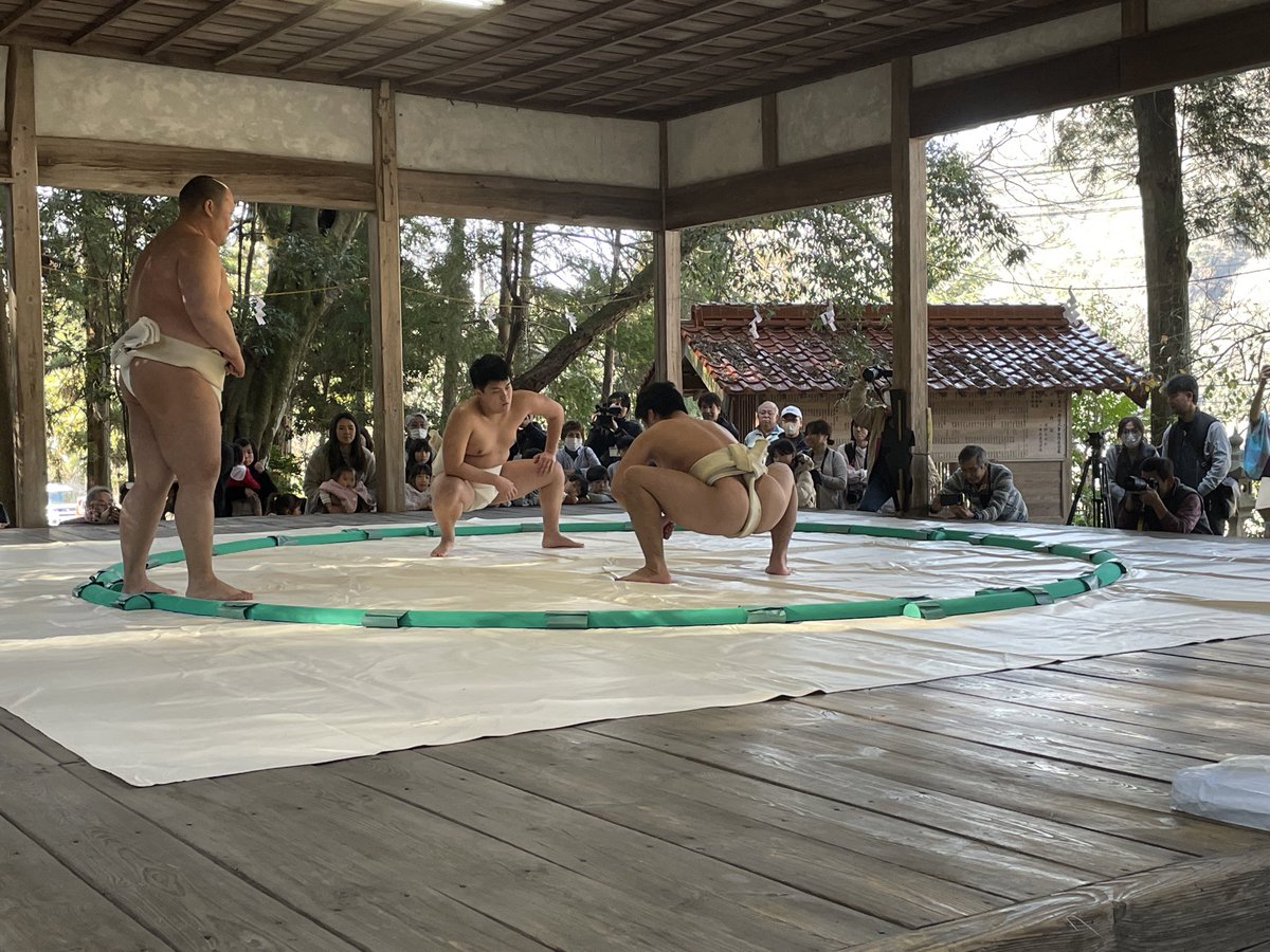 takehara_sumo's tweet photo. 1月に東広島市の杉森神社にて寒稽古奉納相撲体験教室を開催しました☺️🌸✨4年連続の実施で過去のはNHKの全国放送でも紹介してもらいました😭🌸✨沢山の子供達が参加し、準備したちゃんこ鍋もあっという間に無くなりました笑🍲✨ https://t.co/Ka0lLGYxeM