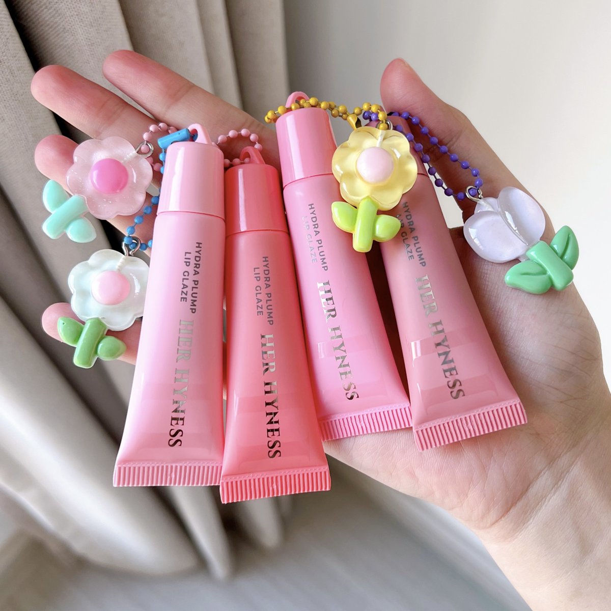moonmoonreview's tweet photo. ลิปเกลซ HER HYNESS สีสวยชัด ปากฉ่ำวาวมากกกกก เนื้อลื่นบางเบา ทาบิ้วท์เพิ่มเป็นเลเยอร์ได้ ไม่เหนอะปาก ถ้าอยากได้สีเข้มขึ้น แล้วกู้ปากแห้งแตกดีงามนะ หัวลิปเข้ารูปปากแบบเริ่ด ไม่หักสักคะแนน ปล.ดอกไม้ตุ้งติ้งห้อยลิปน่ารักมาก https://t.co/Jx9LlGTEN3