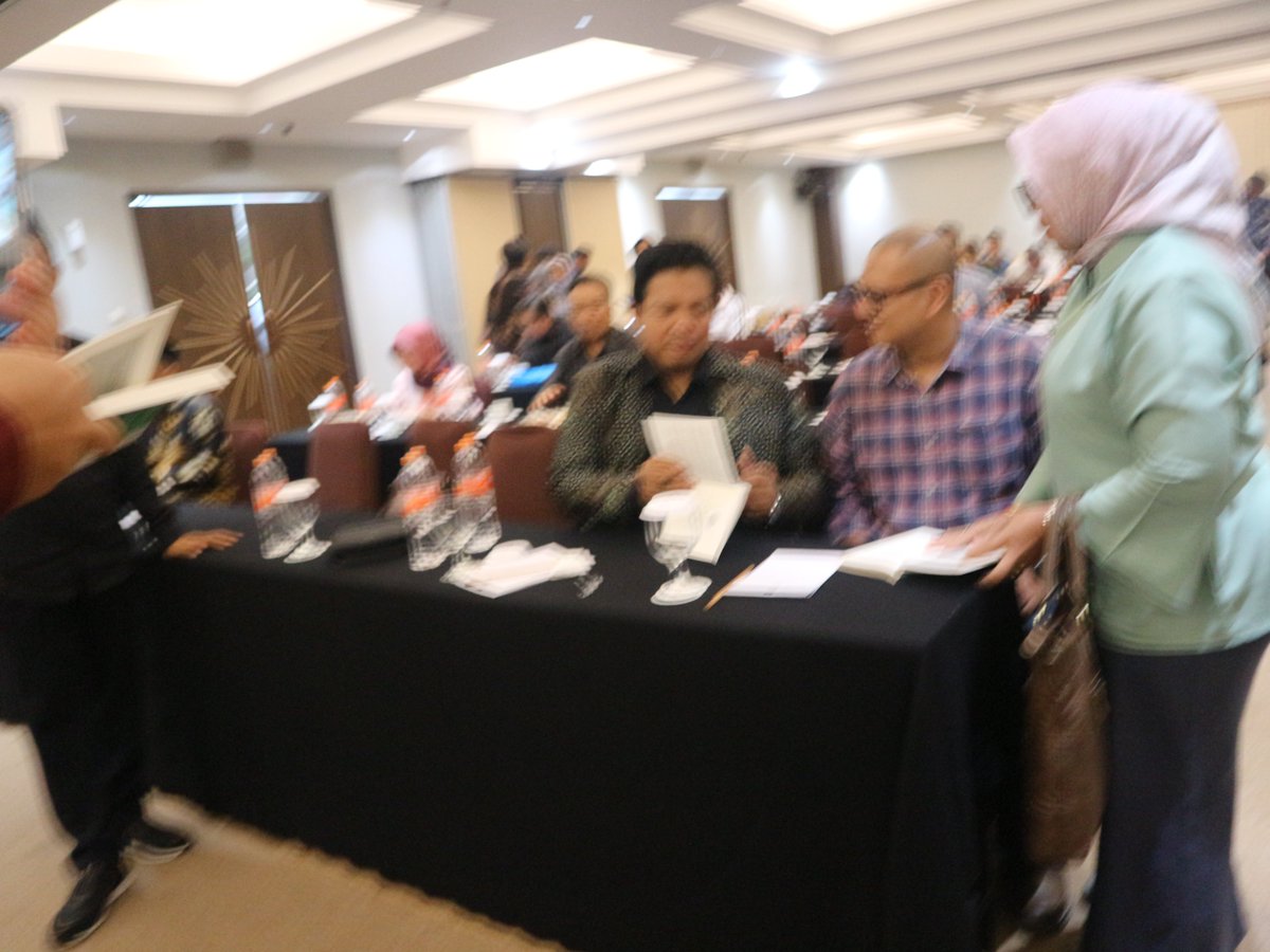 One Minute Awareness merupakan pendekatan reflektif yang sederhana namun transformatif. Dalam satu menit kesadaran penuh sebelum memulai aktivitas akademik—mengajar, belajar, meneliti, atau mengelola administrasi—setiap insan kampus diajak untuk: