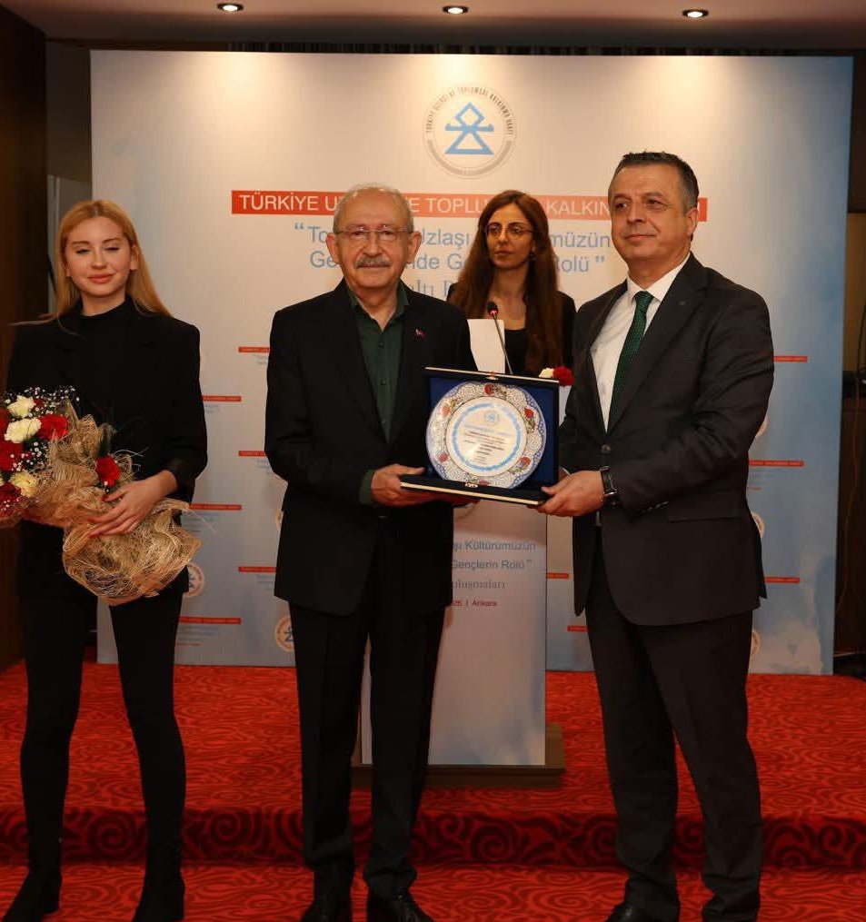 💥 Gazeteci Erdem Atay, Kemal Kılıçdaroğlu'na 'Kâmil İnsan Ödülü' veren vakfı ifşaladı:

"Türkiye Uzlaşı ve Toplumsal Kalkınma Vakfı…

Hiç böyle bir vakıf duydunuz mu?

Bence birçoğunuz bu vakfı yeni duydunuz. Ama bir bilseniz arkasının ne kadar karanlık olduğunu…

Şaşırıp