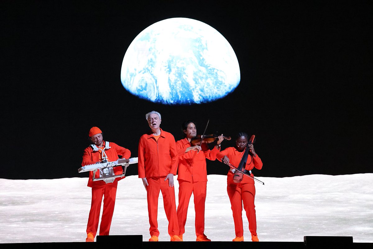 Een fenomenale show gaf de Amerikaanse zanger DAVID BYRNE zondagavond weg in Amsterdam. Het was opgewekt en zat vol humor en optimisme. En gelukkig kwamen ook de klassiekers van TALKING HEADS voorbij. Zo mogen meer concerten zijn. 

Hier is het verslag: telegraaf.nl/entertainment/…