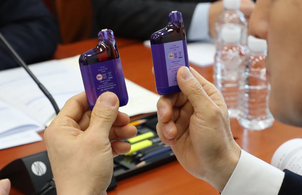 TheGGTC's tweet image. #SouthKorea is closing the loophole Big Tobacco exploited. Starting April 24, synthetic-nicotine #vapes will be regulated the same as cigarettes — with health warnings, ad limits, and smoke-free rules applying across the board. No more regulatory blind spots.

#TobaccoExposed