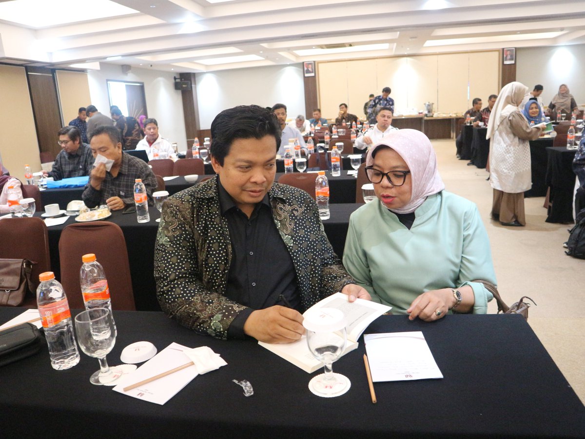 tetapi juga kesiapan sumber daya manusia yang unggul dan berintegritas. Sebagai perguruan tinggi berbasis siber, UIN Siber Syekh Nurjati Cirebon memiliki tanggung jawab strategis untuk membangun budaya akademik yang profesional, adaptif, dan berlandaskan nilai-nilai keislaman.