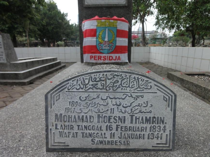 Dewan rakyat yang vokal terhadap kebijakan-kebijakan rasisme tirani Belanda. salah satu pelindung yang memberikan uang 2000 golden untuk membuat sebuah lapangan di Lan Trivelli, Petojo. Jong Jacatra yang ikut memproklamirkan sumpah pemuda lewat sepakbola  bersama Persija. Anak