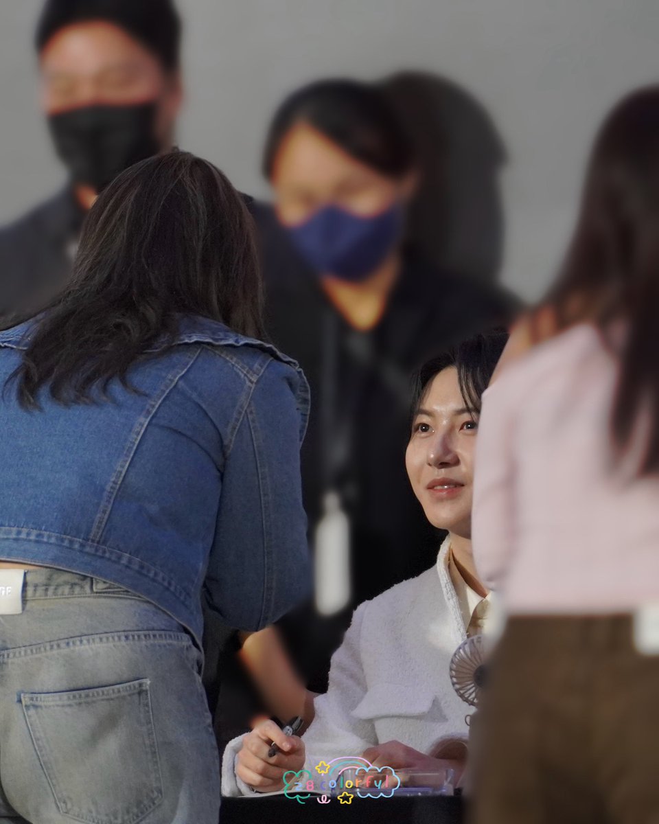 นี่ก็พูดเหมือนเดิม พึ่งตามได้ไม่นานดีใจที่ได้คุยกันนะ พอสบตาปุ้ปแล้วน้องยิ้มให้ คือโลกนี่หยุดทันที เหมือนตุ๊กตาเลย น่ารักมาก เลยบอกไปว่า ทำไมน่ารักขนาดนี้คะ!? แล้วตาแป๋วๆมองอยู่อ่ะ โหกุจะบ้า สรุปได้คุยกับอินจุนน้อยสุด ทุกอย่างเร็วมากแต่คุ้มแนะ 🥺

#Renjun #런쥔