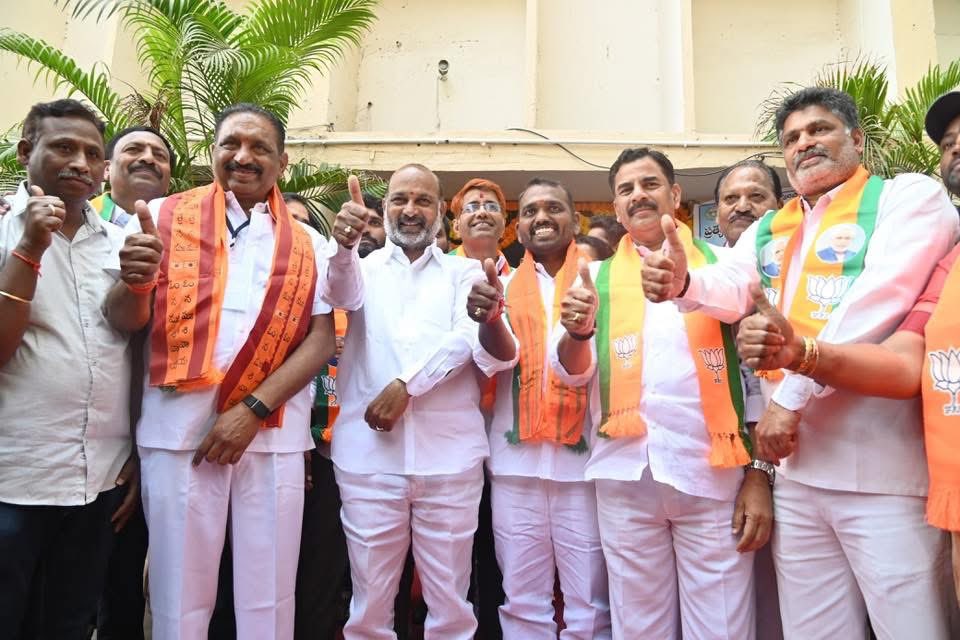 History created in Karimnagar 🪷
For the first time, a BJP Mayor took oath in the city.

Congratulations to Shri Kolagani Srinivas garu on becoming the first BJP Mayor of Karimnagar and Shri Y. Sunil Rao garu as Deputy Mayor.

Today is not just a political victory. It is an