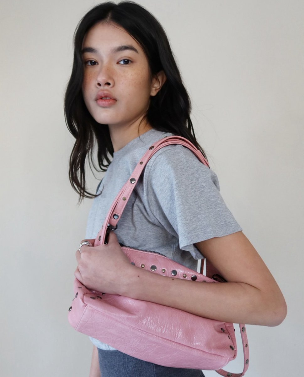 포도색 스커트와 핑크색 스터드 가방을 기다리고 있습니다🍇👛