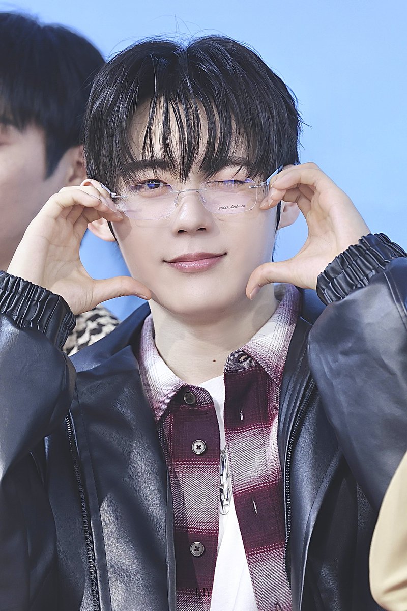 🧡
20260214 0215 일본

#BXB  #비엑스비 #Jihun #지훈
<a href="/bxb_twt/">BXB</a> <a href="/BXB_wolfburn/">BXB Official</a>